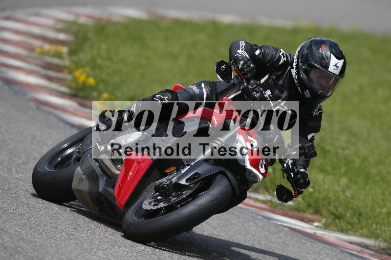 /Archiv-2024/29 12.06.2024 MOTO.CH Track Day ADR/Gruppe blau/35